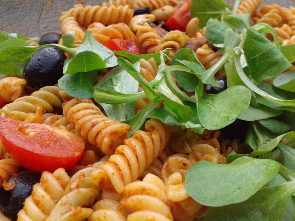 Nudel-Pesto-Salat mit Pinienkernen - Muddis kochen