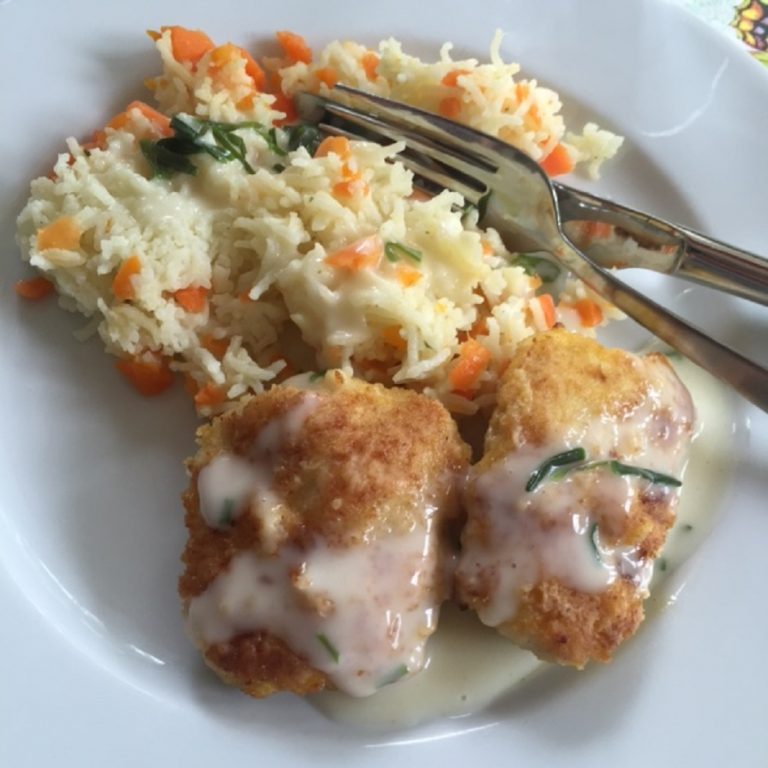 Hähnchenschnitzel mit Möhrenreis und Schnittlauchsauce - Muddis kochen