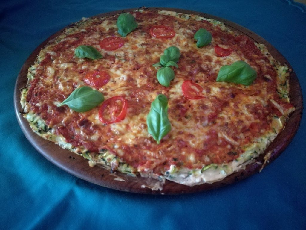 low-carb-pizza-mit-zucchiniboden-muddis-kochen