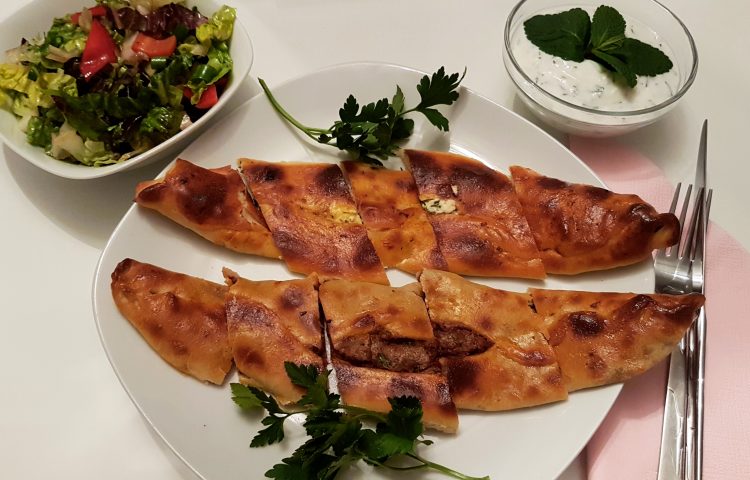 Türkische Pide mit Schafskäse o. Hackfleisch - Muddis kochen