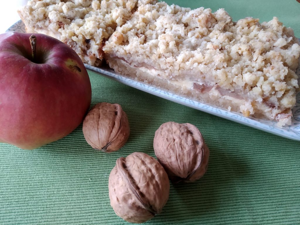 Apfel-Käsekuchen mit Walnuss Streuseln