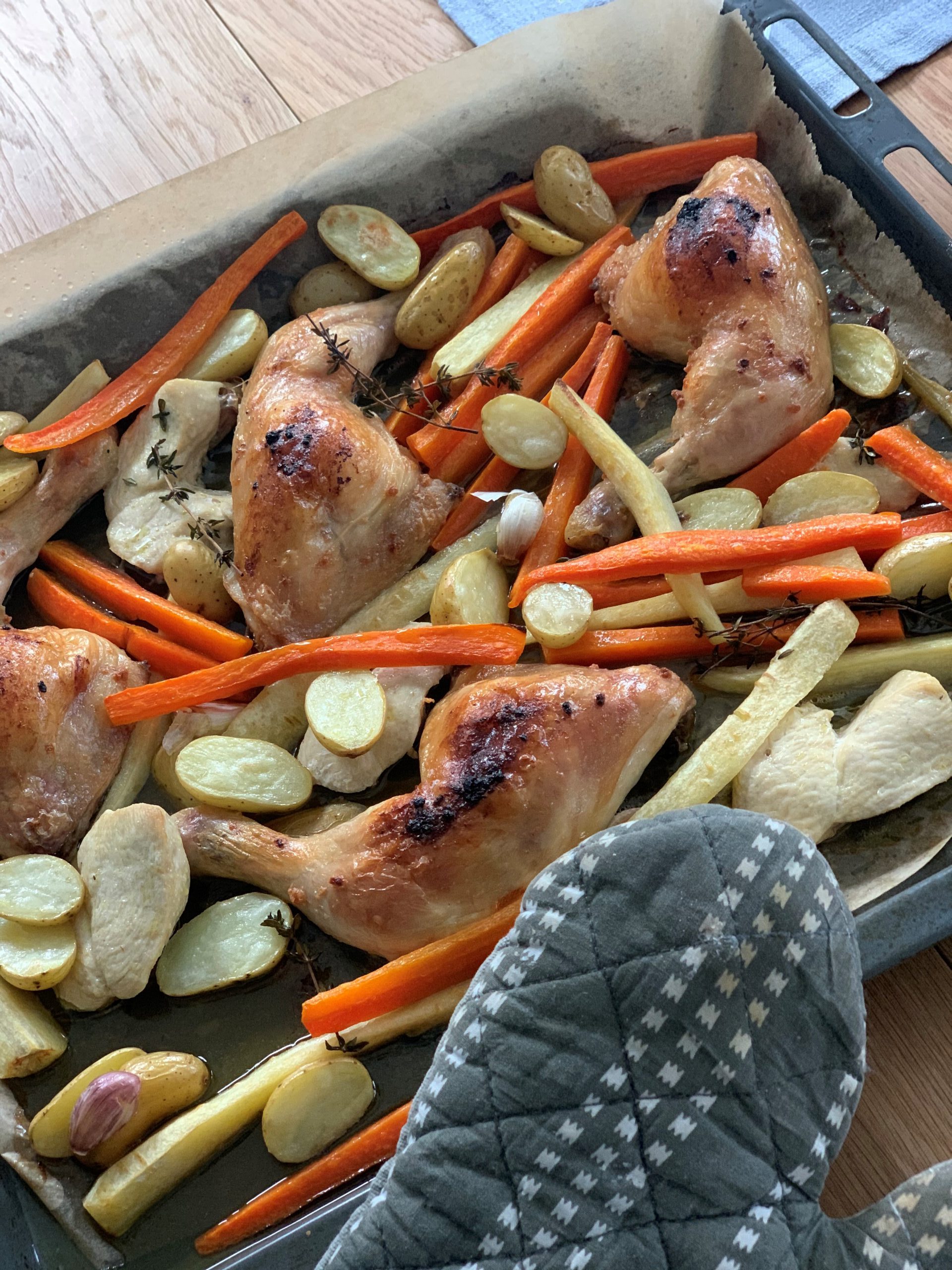 Hähnchenschenkel aus dem Ofen mit Wurzelgemüse - Muddis kochen