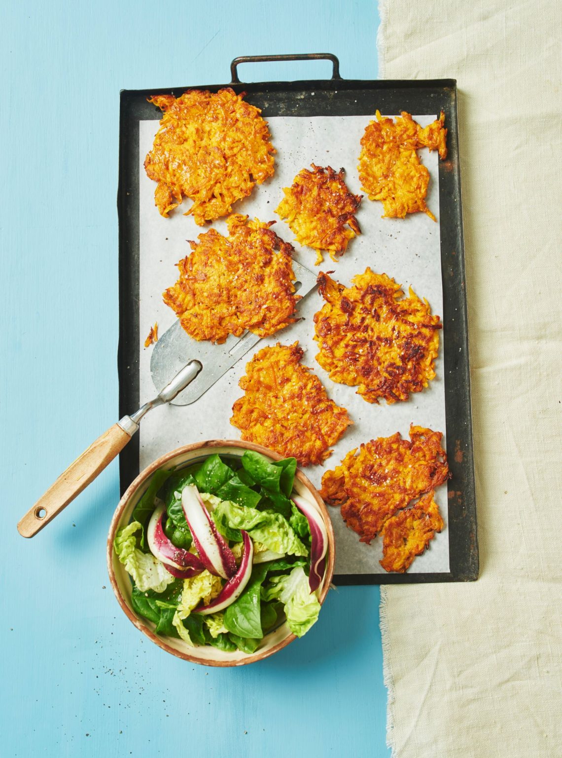 Möhren-Kürbis-Puffer mit Salat - Rezept - Muddis kochen