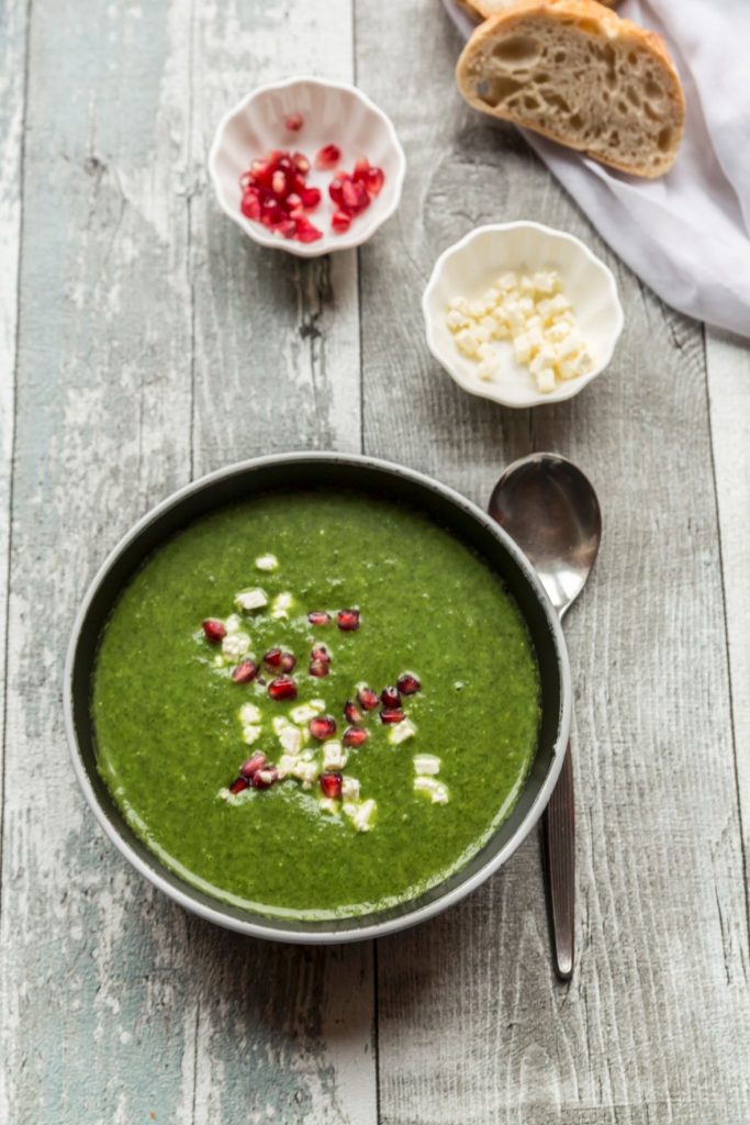 Grünkohlsuppe mit Granatapfelkernen - Rezept - Muddis kochen