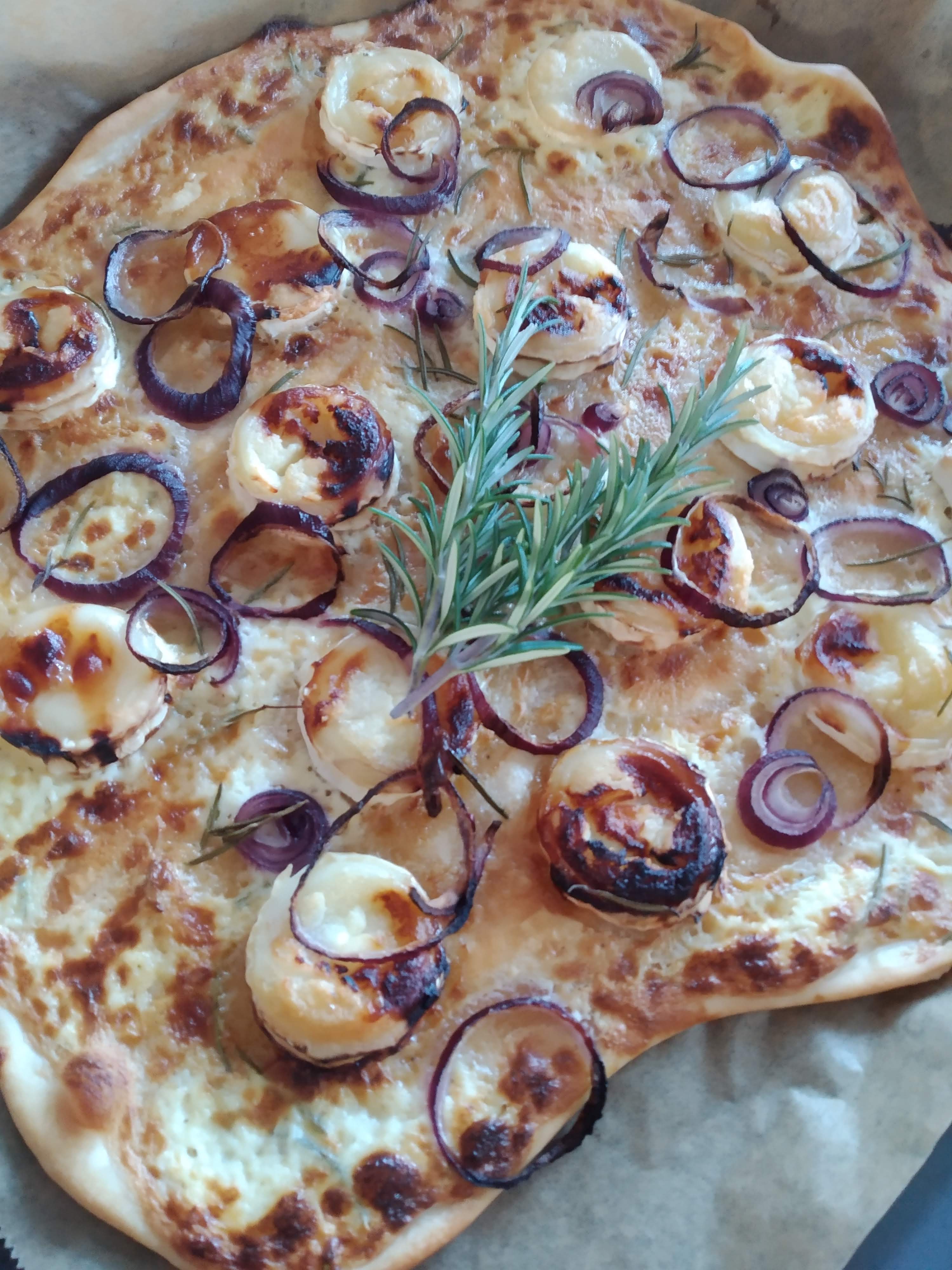 Flammkuchen mit Ziegenkäse und Honig Flammkuchen mit Ziegenkäse und Honig
