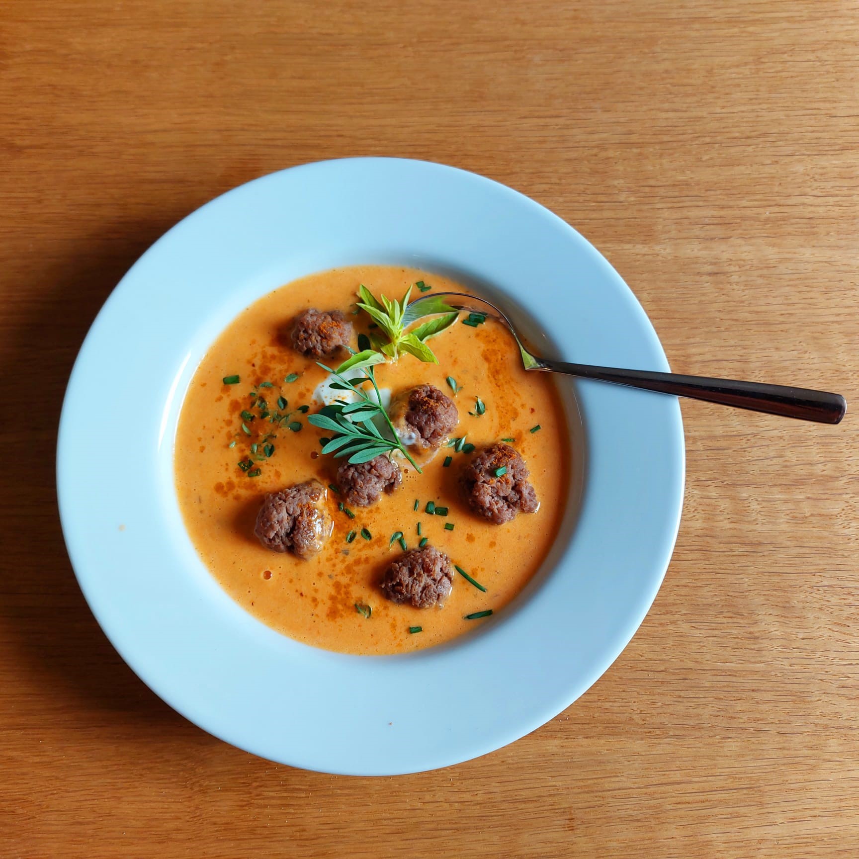 Paprikasuppe mit Rinderhackbällchen - Rezept - Muddis Kochen